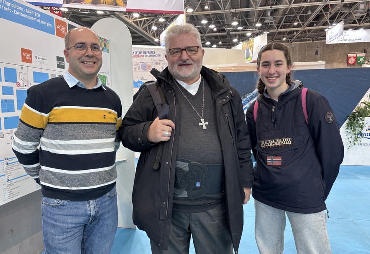 Monseigneur Cador, entouré de Julien Houchard, diacre et Zélie Fourquemin, jeune étudiante en agriculture.