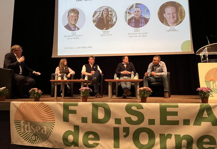 La table ronde sur la communication positive autour du métier d'agriculteur a réuni Valentine Amette, jeune agricultrice ornaise, Hervé Lapie, secrétaire général de la FNSEA, Thierry Bizeul, directeur du lycée agricole de Sées, et Denis Génissel, éleveur dans l'Orne.