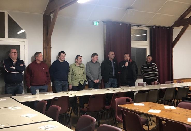 Les présidents des unions syndicales du sud Manche ont uni leurs forces dans la réalisation du visuel du Tour de France. Ils partagent ensemble le trophée avec les adhérents.