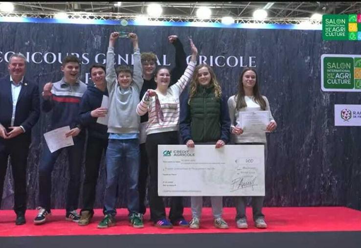 Léon, Jade, Sonia, Elliot, Édouard, Maurine et Anthonin sur le podium pour leur premier prix obtenu en "section 2 vaches laitières" lors du Salon international de l'agriculture.