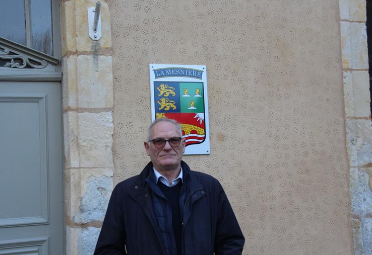 Francis Bérard, maire sortant de la commune de la Mesnière (61), rend son écharpe après tente ans de service.