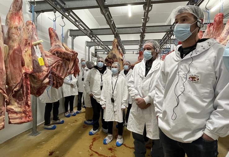 Une délégation de dix-huit Canadiens, dont Yan Lizotte au 1er plan, a fait le déplacement à Gacé, mardi 24 février. Un moment qui a permis la comparaison entre deux mondes aux valeurs identiques, mais aux débouchés divers.