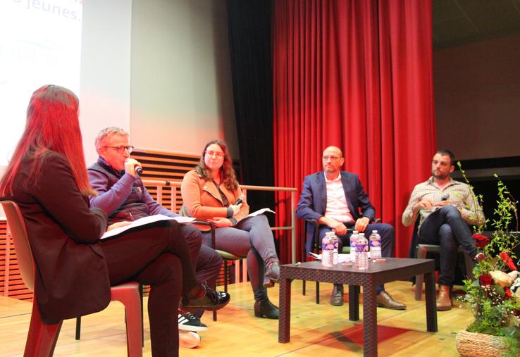 Mathieu Bignon, chargé de développement sur le marché de l'agriculture, Élodie Sebert, Relais Installation de l'Orne, et conseillère au Point Accueil Installation, et Franck Hamon, directeur de la Buisness Unit Production Animales d'Agrial.