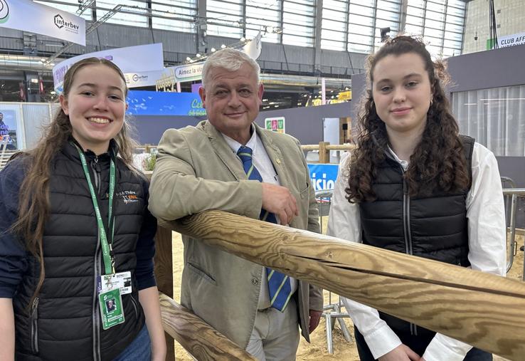 Loris Vallée, juge en race Roussin au Salon de l'Agriculture, entouré de Victoria King et Mélissa Mouchel : un passeur de connaissances et compétences.