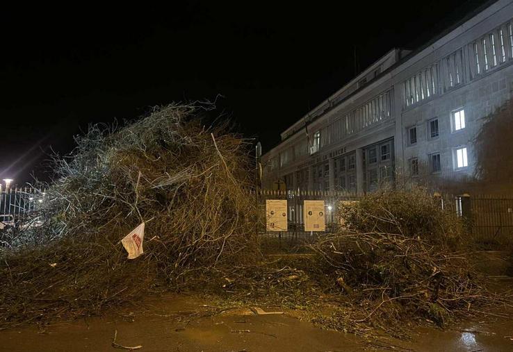 À 5 h du matin le 16 mars, les JA ont déversé des branches et de l'eau devant la préfecture de Saint-Lô.