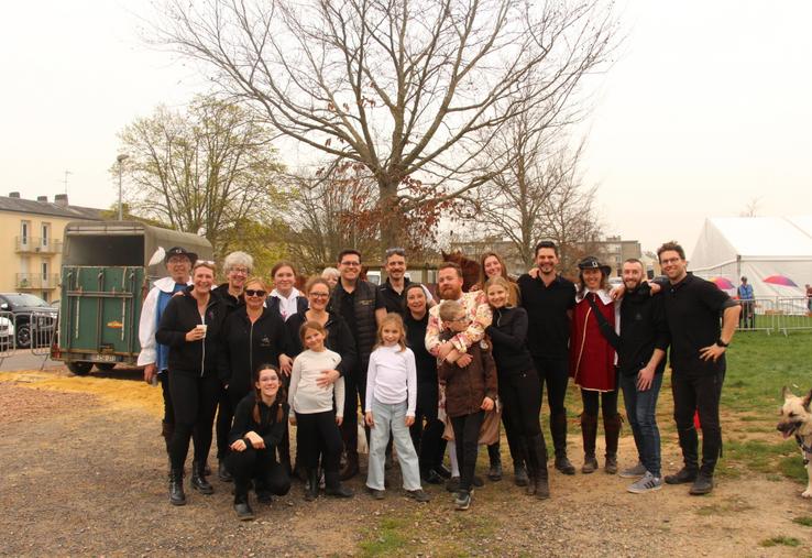 L'association l'Art en Cavale compte 35 adhérents bénévoles de tout âge, passionnés par le spectacle équestre. Ils se retrouvent tous les quinze jours pour s'entraîner dans leur local. La majorité d'entre eux exerce un autre métier à côté.