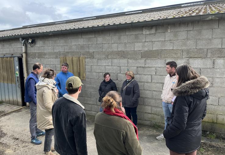 Denis Lelouvier, associé sur le Gaec Naturellement Normande à Landelle- et-Coupigny, a accueilli une dizaine de porteurs de projets en circuit-court afin de partager son expérience et ses conseils.