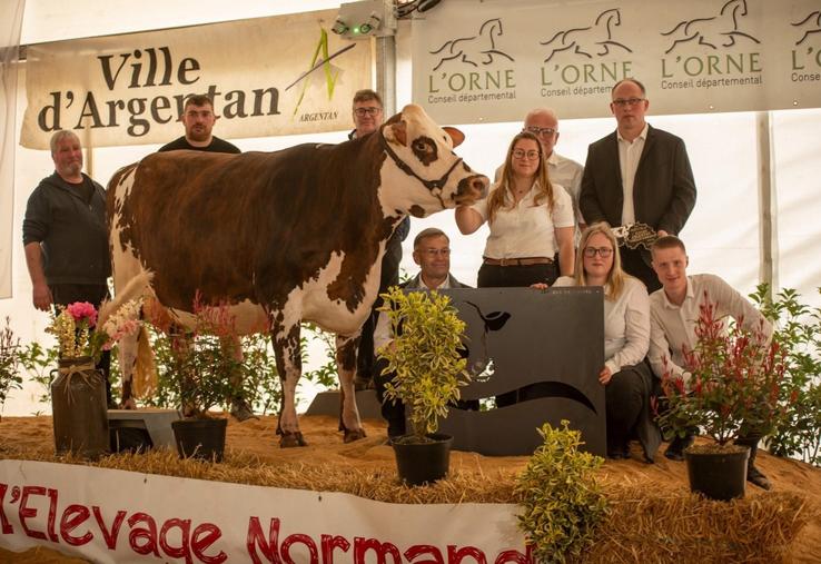 Prix de la Grande championne attribué à Sexy du Gaec Foucault.