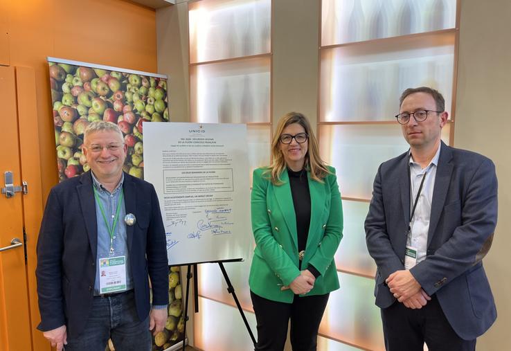 Stéphanie Yon-Courtin, député européenne, a pu discuté des enjeux liés à la filière cidricole avec le directeur de l'Unicid, Jean-Louis Benassi.