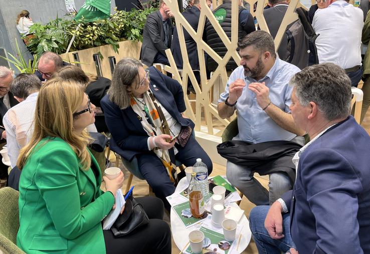 Stéphanie Yon-Courtin et Jérémy Decerle, députés européens, ont échangé sur la future PAC 2028-2032 avec Anne-Marie Denis, présidente de la FRSEA Normandie, et Jean-Michel Hamel, président de la FDSEA de la Manche.