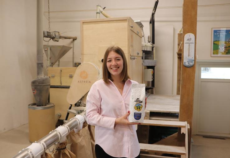 Valentine Amette, céréalière et meunière entre l'Orne et le Calvados, s'est associée avec la marque Heula pour le nouveau design de ses paquets de farine. "Valentine m'a plu parce qu'elle est à la fois issue du monde agricole et, en même temps, elle est complètement dans le monde actuel. Elle est moderne", constate Sylvain Guichard-Bichicchi, illustrateur de la marque.