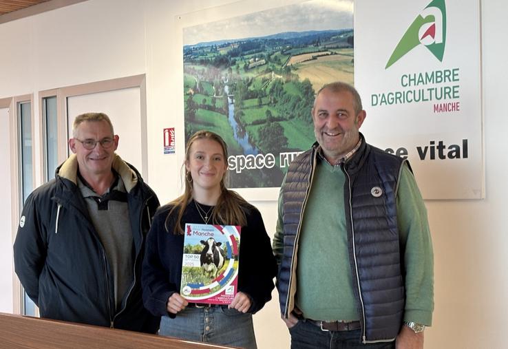 Marie Lecavelier, entourée de Gilles Bonnissent et Sylvain Nativelle, co-président de l'association Prim'Holstein de la Manche.