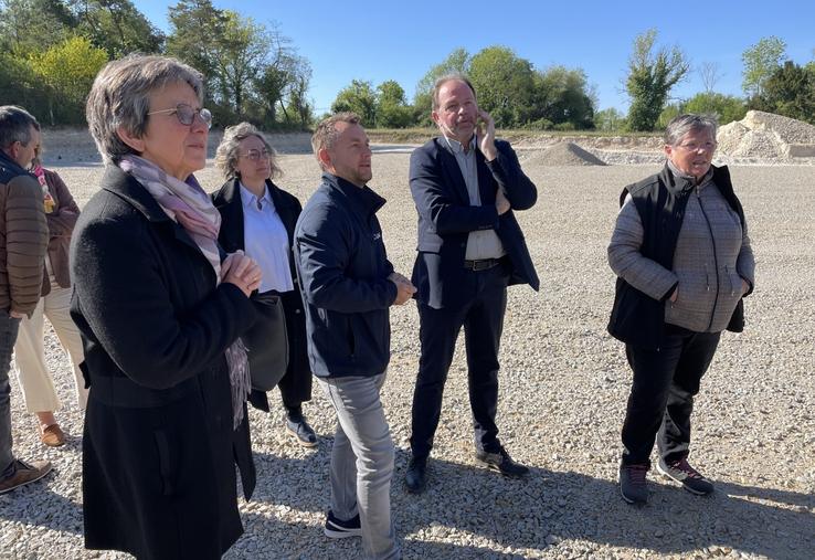Les services administratifs du Calvados, dont Marianne Piqueret, directrice de la DDTM 14 (à gauche), ont été invités par la Chambre d'agriculture à visiter le Secoppa, jeudi 23 avril.
