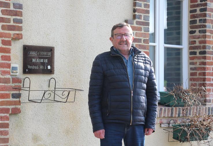 Bertrand Detroussel a consacré 43 ans de sa vie au service de la commune de Neuilly-le-Bisson. Lors des municipales en mars 2026, il a rendu son écharpe de maire.