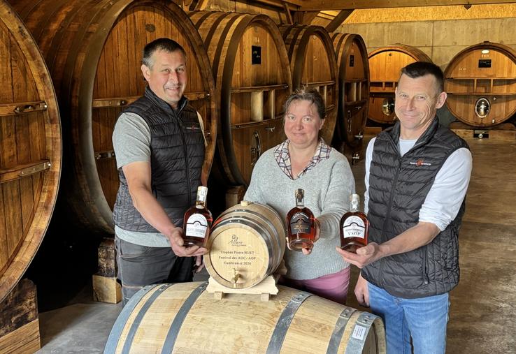 Stéphane, Nadège et Sébastien, les trois associés du Gaec de la Cave Normande basée à Saint-Cyr-du-Bialleul, Gaec qui associe la production laitière à la production cidricole.