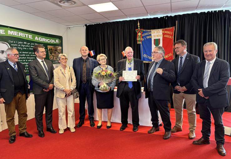 La remise de La Croix de commandeur dans l'ordre du mérite agricole à Gilles Beaufils s'est faite en mairie de Moyon, mairie qu'il a côtoyée pendant plusieurs décennies.