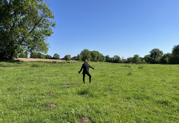 Lisa Bignaux a récupéré une parcelle de prairie permanente de 3,4 ha derrière les bâtiments de la ferme familiale pour y cultiver des fleurs coupées sur 2 500 m2