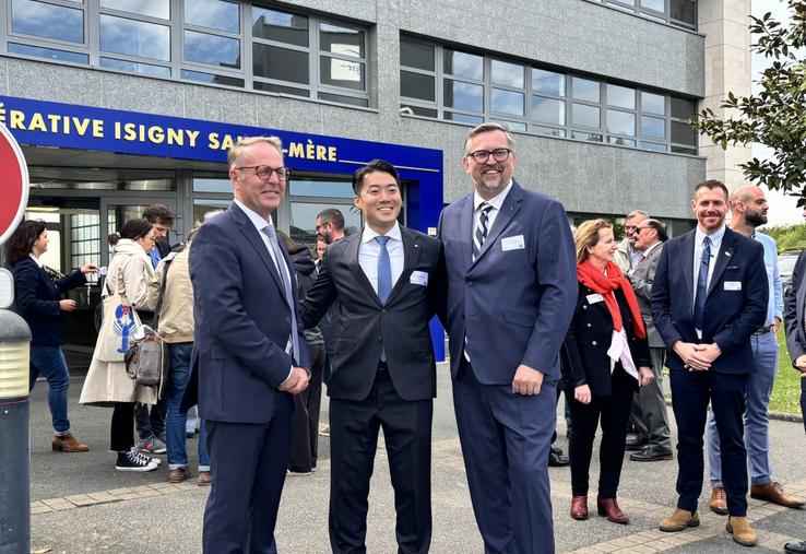 Dan Takanashi entouré de Arnaud Fossey, président de la coopérative Isigny Sainte Mère et Gérald Andriot, directeur général.