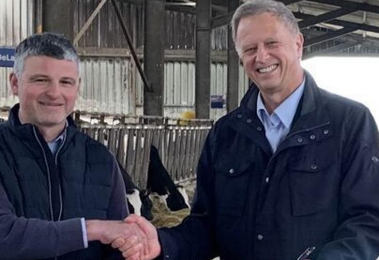 Signé le 2 avril 2026, au cœur d'une exploitation, ce contrat a réuni de nombreux acteurs clés, dont Fabrice Guérin, président de l'OP, David Renault, vice-président Lactéa en charge de la section Savencia, Nicolas Dumarest, directeur des relations amont Savencia Ressources Laitières, Guillaume Migault, responsable de région Savencia Ressources Laitières et les producteurs adhérents à Lactéa.