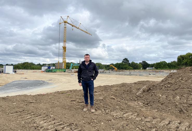 Guillaume Letur est le directeur général du Teillage de Bretagne, une des deux entreprises - l'autre étant située à Landivisiau, à une vingtaine de km de Commana - ayant pour but de relancer la filière lin textile dans le Finistère.