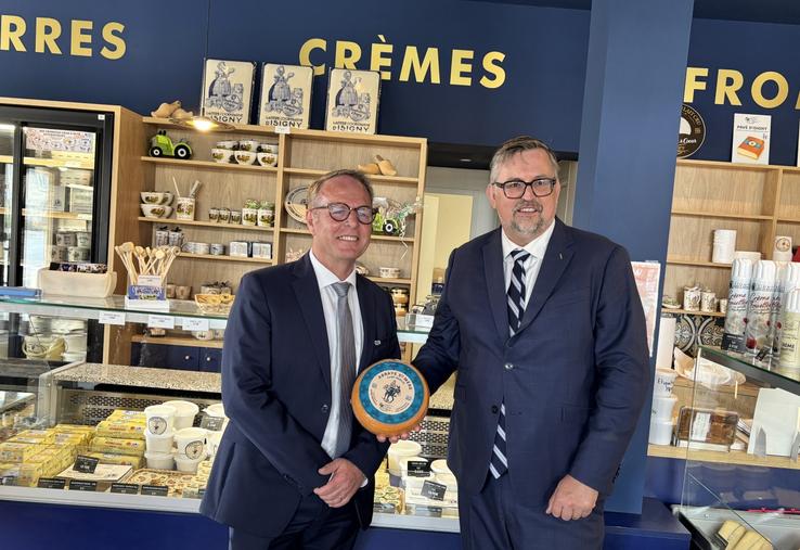 Arnaud Fossey et Gérald Andriot, président et directeur d'Isigny Sainte Mère, fiers de tenir dans leurs mains le meilleur fromage du monde.