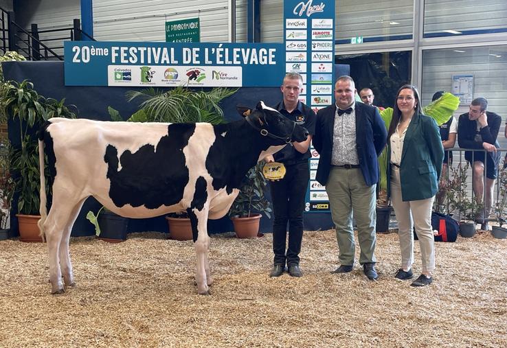 Alban Gosselin, originaire de la Manche, finit premier sur le podium du concours de jeunes présentateurs, au côté des juges du jour.