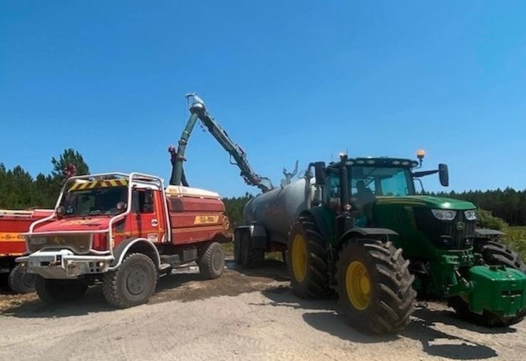 Sur le terrain, les agriculteurs peuvent apporter de l'aide aux soldats du feu, amenés à intervenir sur des incendies de récoltes.