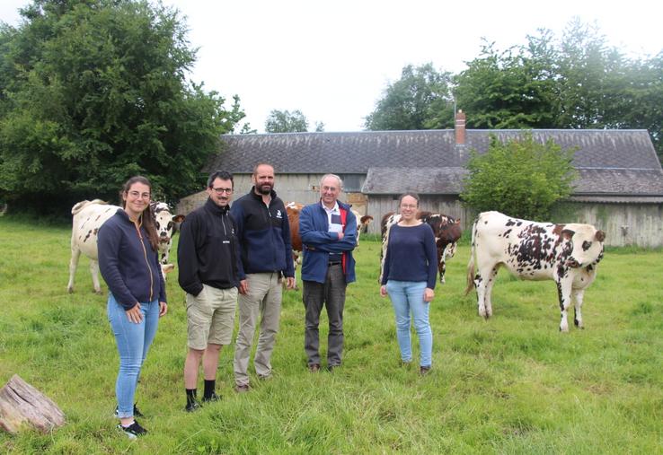 L'association Pâture ton carbone est créée à l'initiative de Béatrice Chorin (à droite) Nathalie Debou et Laetitia Verhagge en avril 2023. Elle rassemble dix exploitants agricoles de la Ferté-en-Ouche et 30 km autour, avec un objectif commun : réduire leur bilan carbone en mettant en place des actions concrètes, adaptées à leur exploitation.