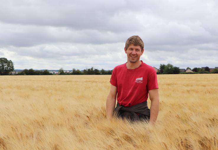 Alban Brehon, nouveau président des Jeunes agriculteurs du Calvados, est plus que jamais épanoui sur sa ferme, deux ans après son installation. La tête sur les épaules, mais bel et bien les pieds au champ et les mains à la traite.