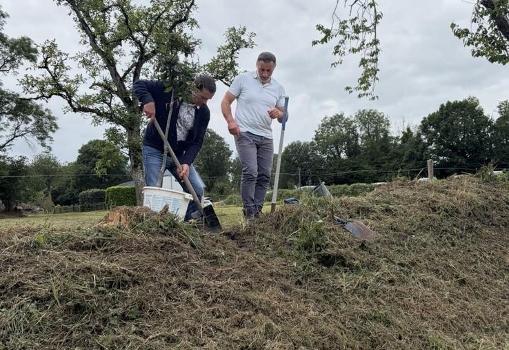 Emmanuel Jean, président d'Haiecobois, a planté de manière symbolique un arbre pour les 20 ans de l'association.
