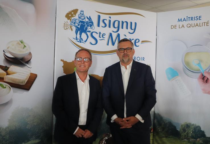 1 164 salariés et 273 intérimaires œuvrent toute l'année à la Coopérative. Parmi eux, 170 personnes sont affiliées à la qualité. "Ce sont des effectifs nombreux, mais clés", martèle Gérald Andriot, directeur, au côté d'Arnaud Fossey, président, qui fêteront les 40 ans de l'AOP Beurre et Crème d'Isigny fin juin, avec Les Maîtres Laitiers.