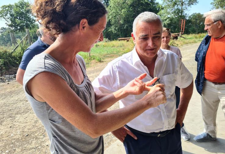 Le sous-préfet de Bayeux Hervé Doutez en visite à l'EARL des Bidots vendredi 26 juin 2026 à Saon dans le Bessin, écoutant les explications d'Astrid Granger, vice-présidente de la Chambre d'agriculture du Calvados