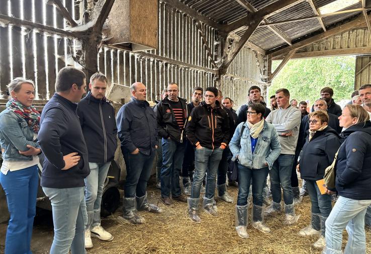 En amont de la réunion, les adhérents de la section lait de la FDSEA de la Manche, ont visité l'exploitation de Noémie et Jean-Christophe Eudes, installés à Le Lorey (secteur coutançais).