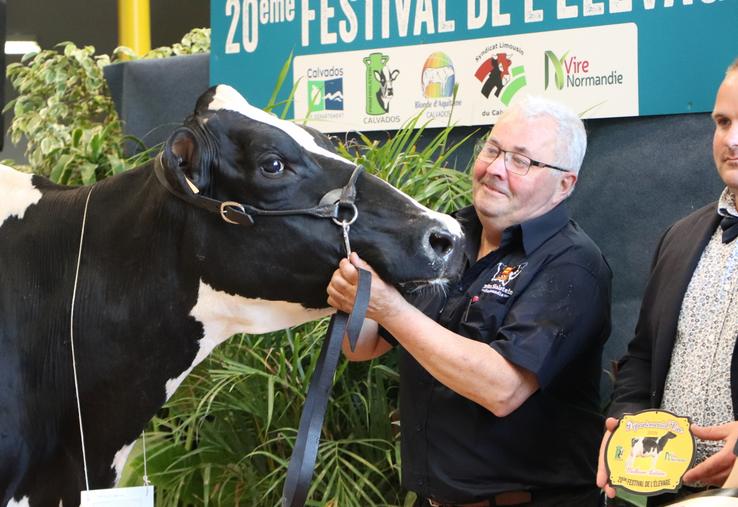 Thierry Chanu, organisateur du festival de l'élevage depuis vingt ans et éleveur très investi du secteur, a remporté le prix de la meilleure laitière avec Livigne 2C.