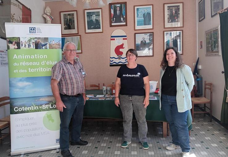 Sandrine Lecoeur, présidente de l'échelon local de Carentan-les-Marais, entouré de Bernard Leseigneur, vice-président et Déborah Larnicol, conseillère SST à la MSA.