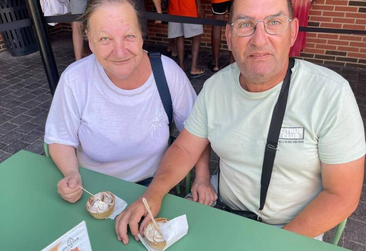 Evelyne et Pierre, habitants de la Manche, ont profité de la nouvelle terrasse du glacier. 