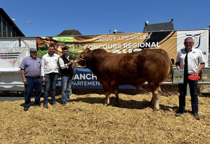 L'animal du concours est issu de la famille Auvray, de Vandaliser. Un prix partagé entre les trois générations : Michel, Romain, Tony et Olivier.
