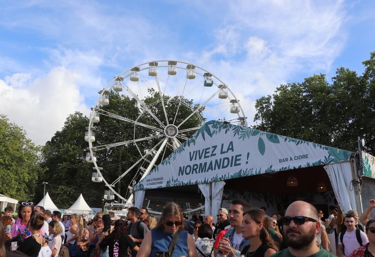 Le festival Beauregard accueille environ 150 000 spectateurs sur cinq jours. Cette édition propose une programmation avec quarante groupes musicaux. Les producteurs normands sont mis à l'honneur à divers endroits du site.