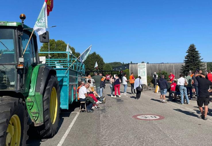 "Les prix baissent alors qu'il n'y a aucune raison". C'est la protestation de la FNSEA qui a été appuyée par 15 manifestations de blocage partout en France, mardi 28 juillet, devant les abattoirs du leader du marché, Bigard. En Normandie, la FRSEA a organisé cette action sur le site de Gacé dans l'Orne.