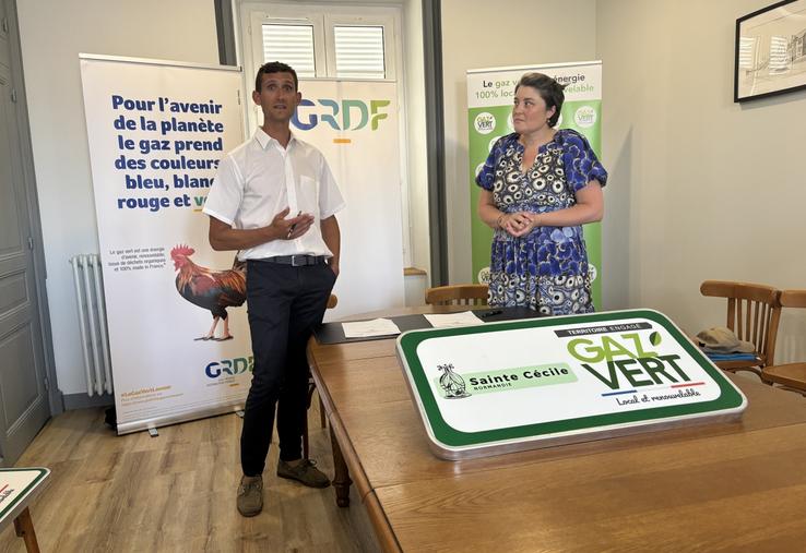 Germain Ecolivet, délégué régional GRDF et Marina Muller, maire de Sainte Cécile s'engagent en faveur du gaz vert.
