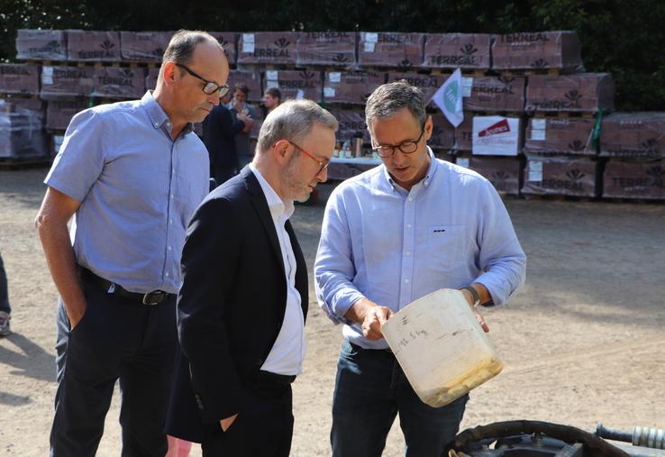 La visite proposée par la FDSEA du Calvados a été découpée entre différents ateliers : semis, engrais et traitements, récolte, réglementations. Une rencontre jugée "didactique et pédagogique" par le préfet, David Clavière, ici entouré de Xavier Hay et Geoffroy de Lesquen.
