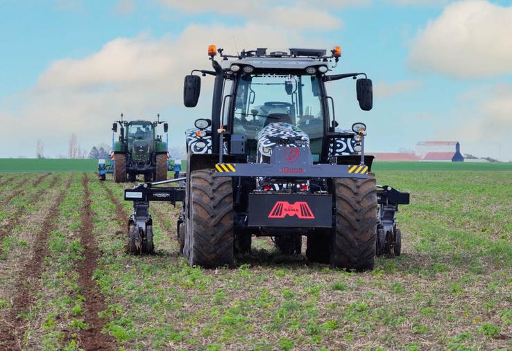 Le travail en jumeau permet à l'agriculteur de conserver une surveillance directe sur le tracteur autonome.