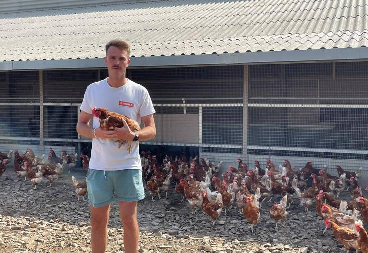 Arthur Fleury élève 15 000 poules pondeuses rousses dans l'Orne.
