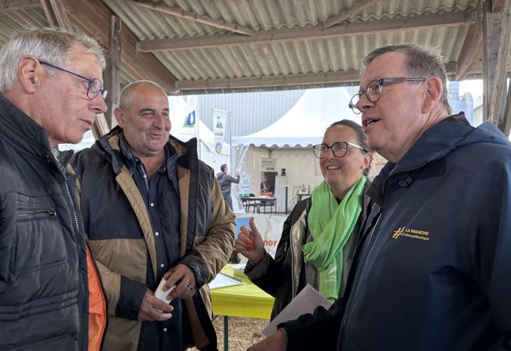 L'année dernière, à la foire de Lessay, Jean Morin (à droite), échangeait avec les présidents des sociétés d'agriculture, privés de concours.