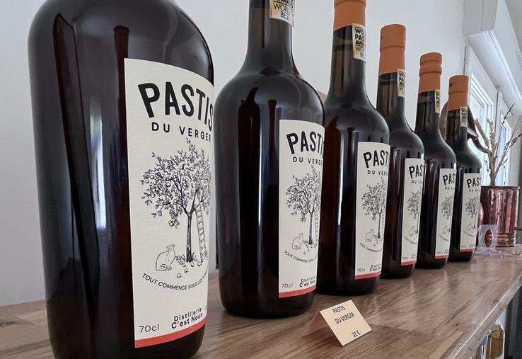 Les bouteilles du Pastis du verger s'alignent dans la boutique de la micro-distillerie, près de Caen. On y trouve aussi gin, vodka, cold brew, limoncello.
