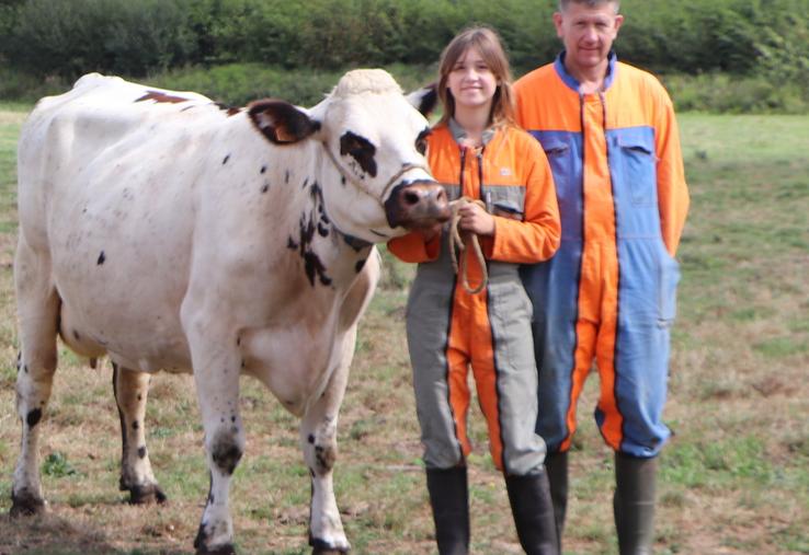 Perrine, Rose, Lisette et Sylvain (de gauche à droite), entourés d'Owen et Snobinette, se préparent activement pour le concours départemental de la race Normande qui se tiendra à Vachement Caen, dimanche 6 septembre. Un événement familial qu'ils affectionnent en tant qu'adhérents au syndicat départemental : "C'est de la bonne entente où tout le monde peut apprendre de tout le monde."