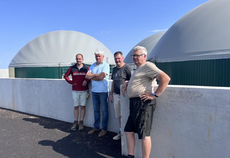De gauche à droite : Thibault Ledard, responsable du site du méthaniseur de Nécy, et trois des associés, Frédéric Foucher, Vincent Meyer et Jean Lesieur.