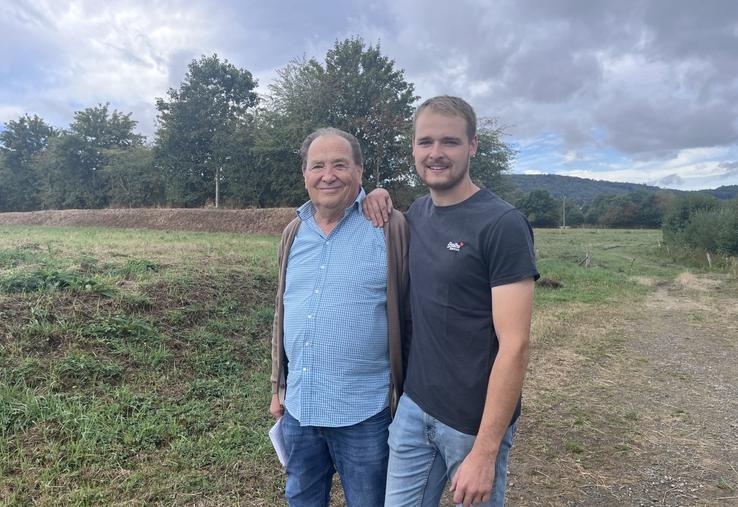 Gilbert Landelle et son petit-fils Tom Danguy. L'exploitation a bien grandi à mesure que le monde a changé...