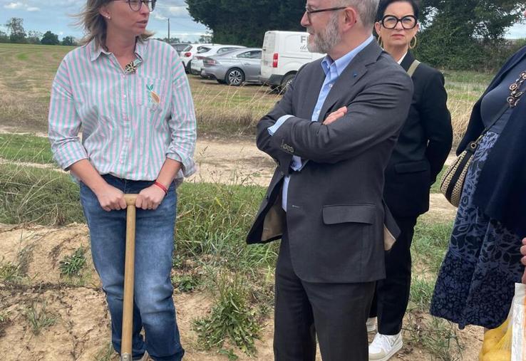 Amélie Legouix, productrice de pommes de terre à Bény-sur-Mer, expose les difficultés de la filière à David Clavière, préfet du Calvados.