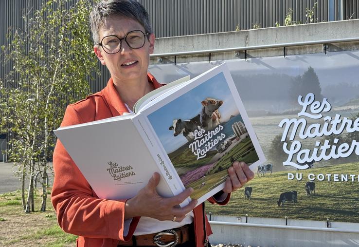Entre les mains de Valérie Blandin, l'ouvrage-anniversaire célébrant les 40 ans des Maîtres Laitiers. L'entreprise avoisine aujourd'hui les 6 000 salariés, avec trois usines de transformation et 122 filiales de distribution.